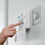 ¿Cuáles son los beneficios de tener alarmas en el hogar?
