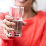 Qué beneficios tiene para el organismo tomar agua purificada