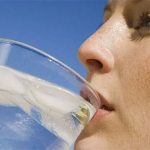 Los beneficios de tomar agua purificada