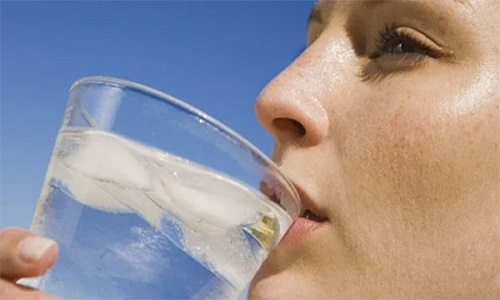 beneficios de tomar agua purificada