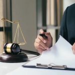 Cuatro consejos que te ayudarán a encontrar un abogado adecuado