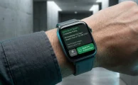 Un usuario verificando una notificación de autenticación multifactor (MFA) en su reloj inteligente con encriptación avanzada.