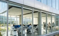 Modernas instalaciones corporativas en Montevideo donde firmas multilatinas gestionan procesos financieros y operativos globales.