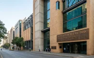 Fachada moderna de un edificio regulador de finanzas en Johannesburgo.