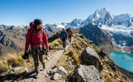 Montañistas equipados avanzando por los trekking más imponentes de Latinoamérica en plena cordillera andina.