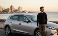 Conductor uruguayo analizando diferentes opciones sobre que auto comprar en uruguay para la vida cotidiana en la ciudad.